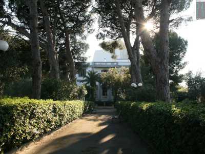 Foto 11b. Costruita nel 1896, come testimonia la data infissa alla base del cancello nero, presenta un vialetto circondato da un ampio giardino al cui centro sono presenti due panchine e alla fine una statuetta di donna 